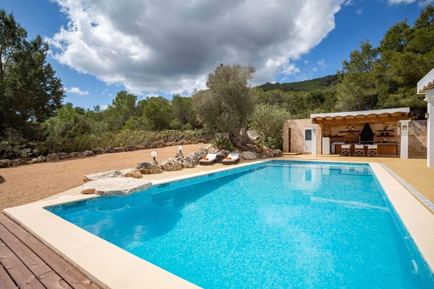 Charming 4Br Finca With Xxl Private Pool - Short Walk To Unvrs & Amnesia Villa *