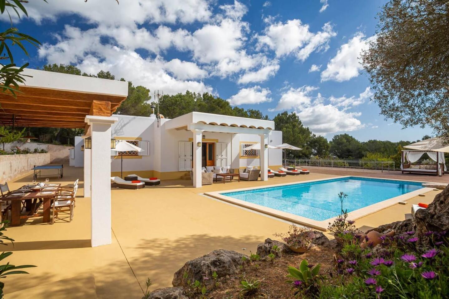Villa Walk To Unvrs & Amnesia - 4Br Finca - Private Pool & Forest *